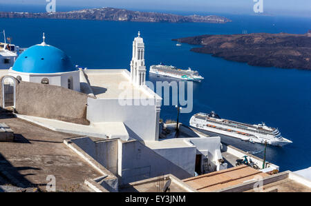 Dôme bleu et clocher de l'église d'Agioi Theodori, célèbre dans Firostefani Santorini, Cyclades, Mer Égée, Grèce Banque D'Images