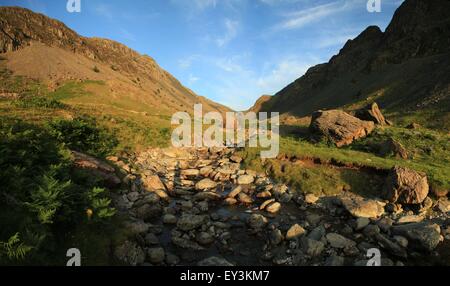 Le Honister Pass, soir d'été la lumière sur Honister Pass au-dessus de la Lande Banque D'Images