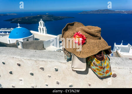 Dôme bleu et clocher de l'église d'Agioi Theodori, célèbre à Firostefani, Santorin, Cyclades, Mer Égée, Grèce Banque D'Images