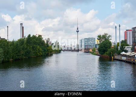 BERLIN, ALLEMAGNE - 07 juillet : Berlin est la ville de la rivière Spree, avec la tour de télévision importante dans l'image . Juillet 07, 2015 à Berli Banque D'Images