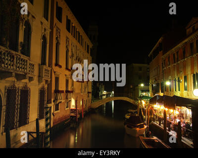Vue d'un canal dans la ville de Venise avec un restaurant au bord du canal dans la nuit. Venise. L'Italie. Banque D'Images