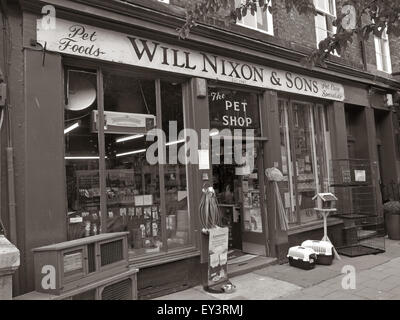 Nixon va et fils,Carlisle traditionnels pet shop,Cumbria, Angleterre, Royaume-Uni en monochrome Banque D'Images