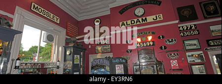 Intérieur de Stalybridge Buffet Bar Station - montrant ancienne gare Mossley signes & Aldam Jc Banque D'Images