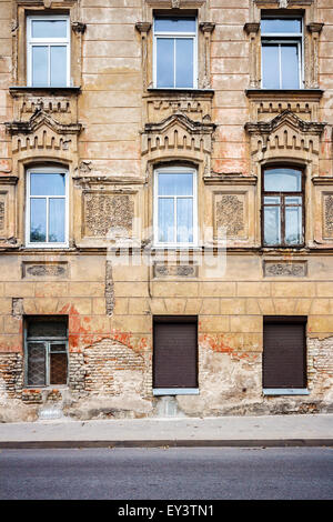 Old weathered Wall street avec quelques fenêtres et portes Banque D'Images