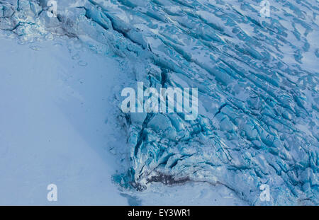 Le sommet d'un iceberg constitué de glace bleue au front du glacier Kongsfjorden dans l'océan Arctique près de Ny-Alesund sur le Spitzberg, Norvège, 09 avril 2015. Les icebergs bleu se composent de glace très compacte avec pas de poches d'air, où la lumière est cassé et qu'ils sont bleu. Depuis 2003, l'allemand et les chercheurs français travaillant dans la station de recherches AWIPEV dans le peuplement ancien mineur sur l'archipel du Svalbard. L'observation de la stratosphère arctique et des enquêtes de la vie dans et autour de la mer de l'Arctique par les océanographes, géologues, de l'océan arctique et la physique sont des champs de travail scientifique o Banque D'Images