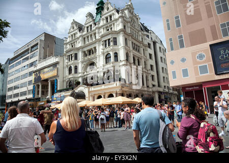 Regarder les gens Artistes sur Leicester Square - London UK Banque D'Images