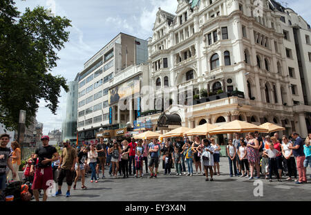 Regarder les gens de danseurs sur Leicester Square - London UK Banque D'Images