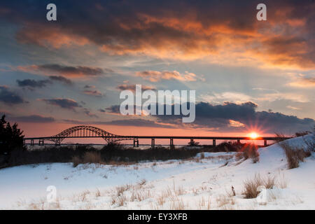 Coucher du soleil sur l'hiver Robert Moses Causeway à New York. Banque D'Images