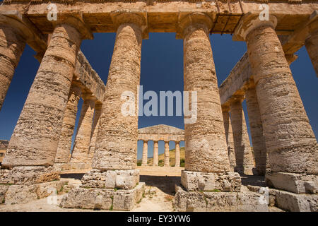 Colonnes du temple de Ségeste en Sicile. Banque D'Images