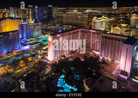 High angle view of Las Vegas de nuit, avec l'éclairage d'hôtel Flamingo casino et à l'avant-plan. Banque D'Images