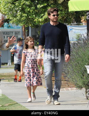 Acteur Jason Bateman passer du temps de qualité avec son père et sa fille Francesca comme Kent Bateman's la frapper Menchies le yogourt glacé dans Studio City. Avec : Jason Bateman, Francesca Bateman Où : Studio City, California, United States Quand : 20 mai 2015 Banque D'Images