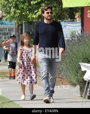 Acteur Jason Bateman passer du temps de qualité avec son père et sa fille Francesca comme Kent Bateman's la frapper Menchies le yogourt glacé dans Studio City. Avec : Jason Bateman, Francesca Bateman Où : Studio City, California, United States Quand : 20 mai 2015 Banque D'Images