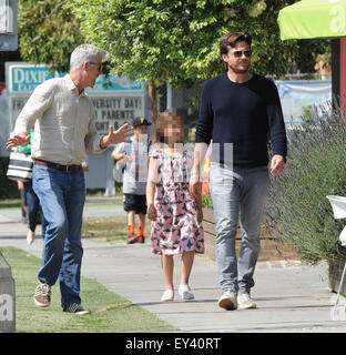 Acteur Jason Bateman passer du temps de qualité avec son père et sa fille Francesca comme Kent Bateman's la frapper Menchies le yogourt glacé dans Studio City. Avec : Jason Bateman, Francesca Bateman, Kent Bateman Où : Studio City, California, United States Quand : 2 Banque D'Images