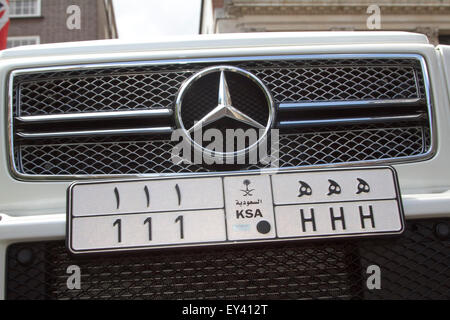 Knightsbridge London,UK. 21 juillet 2015. Une Mercedez supertruck avec plaques d'Arabie Saoudite. Des milliers de livres d'une valeur de Supercars sont repérés à Knightsbridge où de riches propriétaires arabes de faire étalage de leurs richesses et de véhicules super rapide allant de Ferraris à Lamborghini autour du quartier branché de Knightsbridge dans ce qui est décrit comme 'Ramadan' De crédit : amer ghazzal/Alamy Live News Banque D'Images