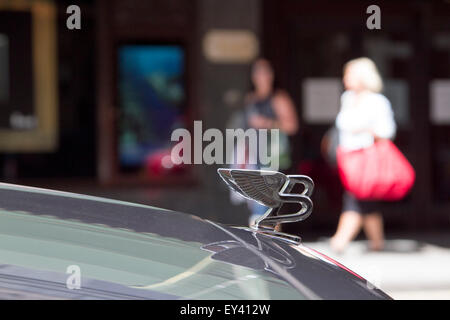 Knightsbridge London,UK. 21 juillet 2015. Une Bentley voiture devant chez Harrods. Des milliers de livres d'une valeur de Supercars sont repérés à Knightsbridge où de riches propriétaires arabes de faire étalage de leurs richesses et de véhicules super rapide allant de Ferraris à Lamborghini autour du quartier branché de Knightsbridge dans ce qui est décrit comme 'Ramadan' De crédit : amer ghazzal/Alamy Live News Banque D'Images