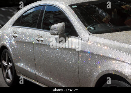 Knightsbridge London,UK. 21 juillet 2015. Une Mercedez Benz couvert de cristaux de diamant blanc scintille à la lumière. Des milliers de livres d'une valeur de Supercars sont repérés à Knightsbridge où de riches propriétaires arabes de faire étalage de leurs richesses et de véhicules super rapide allant de Ferraris à Lamborghini autour du quartier branché de Knightsbridge dans ce qui est décrit comme 'Ramadan' De crédit : amer ghazzal/Alamy Live News Banque D'Images