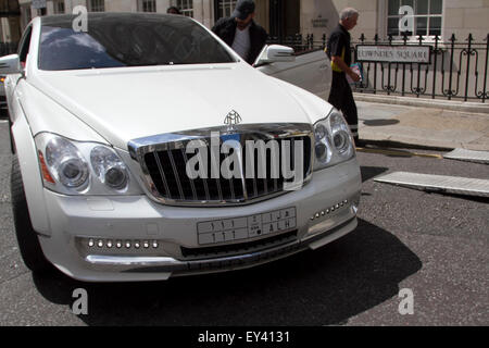 Knightsbridge London,UK. 21 juillet 2015. Un luxe rare Maybach voiture avec des plaques d'immatriculation de l'Arabie saoudite en tire à l'entrée de l'hôtel à Knightsbridge. Des milliers de livres d'une valeur de Supercars sont repérés à Knightsbridge où de riches propriétaires arabes de faire étalage de leurs richesses et de véhicules super rapide allant de Ferraris à Lamborghini autour du quartier branché de Knightsbridge dans ce qui est décrit comme 'Ramadan' De crédit : amer ghazzal/Alamy Live News Banque D'Images