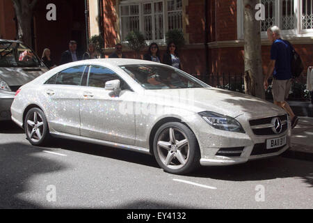 Knightsbridge London,UK. 21 juillet 2015. Une Mercedez Benz couvert de cristaux de diamant blanc scintille à la lumière. Des milliers de livres d'une valeur de Supercars sont repérés à Knightsbridge où de riches propriétaires arabes de faire étalage de leurs richesses et de véhicules super rapide allant de Ferraris à Lamborghini autour du quartier branché de Knightsbridge dans ce qui est décrit comme 'Ramadan' De crédit : amer ghazzal/Alamy Live News Banque D'Images