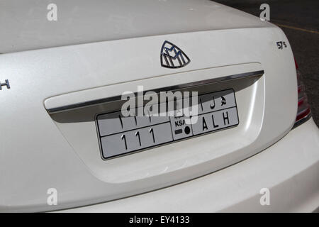 Knightsbridge London,UK. 21 juillet 2015. Un luxe rare Maybach voiture avec des plaques d'immatriculation de l'Arabie saoudite en tire à l'entrée de l'hôtel à Knightsbridge. Des milliers de livres d'une valeur de Supercars sont repérés à Knightsbridge où de riches propriétaires arabes de faire étalage de leurs richesses et de véhicules super rapide allant de Ferraris à Lamborghini autour du quartier branché de Knightsbridge dans ce qui est décrit comme 'Ramadan' De crédit : amer ghazzal/Alamy Live News Banque D'Images