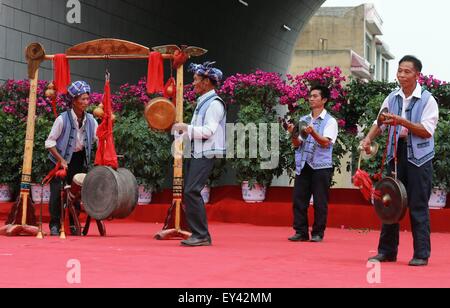 Anshun, dans la province du Guizhou en Chine. 21 juillet, 2015. Les gens de l'ethnie Buyis effectuer drum pour célébrer leur fête traditionnelle, qui tombe le 6e jour du 6e mois de la calendrier lunaire chinois, dans le comté de Zhenning, au sud-ouest de la province du Guizhou, en Chine, le 21 juillet 2015. Credit : Wu Lu/Xinhua/Alamy Live News Banque D'Images