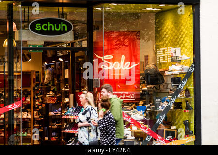 Dundee, Écosse, Royaume-Uni. 21 juillet, 2015. Ventes : ventes au milieu de l'été à Dundee. La boutique d'accessoires et chaussures Schuh pour les hommes et les femmes le long de la publicité Murraygate soldes d'été 50 % des réductions sur leurs produits. Credit : Dundee Photographics/Alamy Live News. Banque D'Images