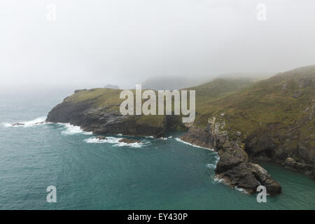 Le havre en un jour brumeux, Château de Tintagel, Cornwall, UK. Banque D'Images