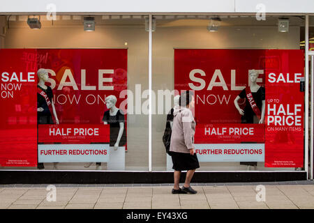 Dundee, Écosse, Royaume-Uni. 21 juillet, 2015. Au milieu de l'été dans la région de Dundee.Vente boutique de mode femme Murraygate Bonmarche le long de l'été publicité ventes et 50  % des réductions sur leurs produits. Bonmarché est le plus grand détaillant de vêtements pour femmes pour la restauration de la valeur des femmes de plus de 50 ans. Nous sommes fiers d'offrir des vêtements de qualité avec un style approprié, une grande valeur et dans une large gamme de dimensions, de même que le service à la clientèle exceptionnel. Credit : Dundee Photographics/Alamy Live News Banque D'Images