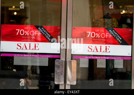 Dundee, Écosse, Royaume-Uni. 21 Juillet 2015 : Ventes : Ventes d'été à Dundee. M&S le long de l'été publicité Murraygate 70 % ventes vente des réductions sur leurs produits. Credit : Dundee Photographics/Alamy Live News. Banque D'Images