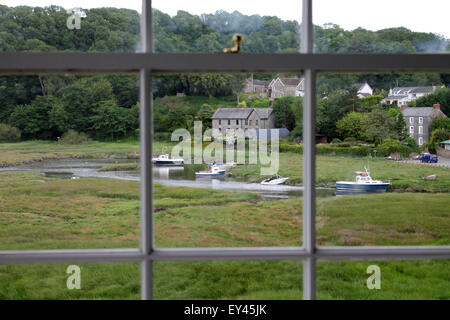 Vue depuis la maison fenêtre utilisée par Dylan Thomas, Laugharne castle, Carmarthenshire, Pays de Galles, Royaume-Uni Banque D'Images