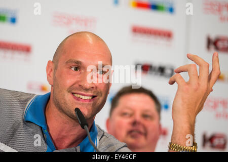 Le boxeur britannique Tyson Fury assiste à une conférence de presse à l'Esprit Arena de Düsseldorf, Allemagne, 21 juillet 2015. Fury fait face à l'ukrainien, l'IBO WBO, WBA et IBF champion du monde des poids lourds Wladimir Klitschko boxeur dans un match de titre le 24 octobre 2015 à Düsseldorf. PHOTO : AFP/VENNENBERND ROLF Banque D'Images