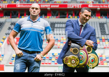 Ukranian WBA, IBF, IBO et WBO heavyweight champion du monde boxeur Wladimir Klitschko (R), contient jusqu'ses courroies comme il pose à côté de son concurrent britannique Tyson Fury à l'Esprit Arena de Düsseldorf, Allemagne, 21 juillet 2015. Klitschko fait face à Fury Le 24 octobre 2015. PHOTO : AFP/VENNENBERND ROLF Banque D'Images