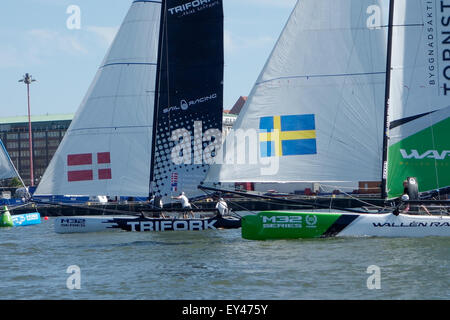 Catamarans danois et suédois de la série M32 sont en lutte serrée sur la course de voile en cours 2015-06-12 de Göteborg. La Suède Banque D'Images