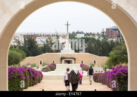 Les visiteurs de l'égyptien alliés seconde guerre mondiale mémorial, El Alamein, en Égypte Banque D'Images