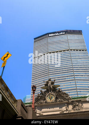 Horloge à Grand Central terminal en face du bâtiment met Life, NYC, USA 2015 Banque D'Images