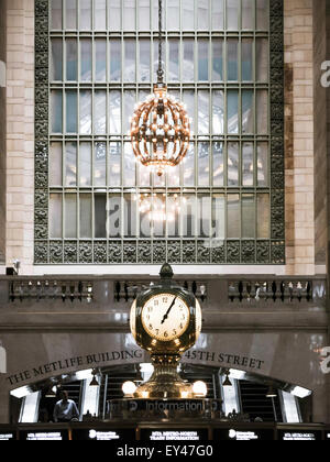 Réveil sur stand d'informations sur Grand Central Terminal, NEW YORK, USA Banque D'Images