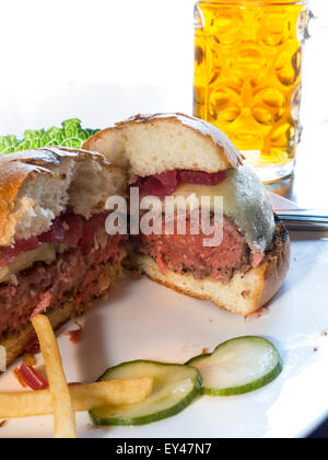 Cheeseburger avec frites et garnir, bière, Restaurant Gastronomique Restauration, USA Banque D'Images