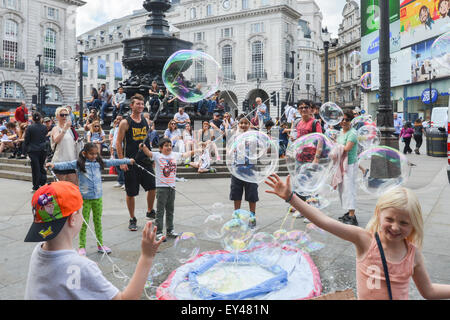 Piccadilly Circus, Londres, Royaume-Uni. 21 juillet 2015. Un homme crée des bulles de savon géantes pour amuser les enfants à Piccadilly Circus. © Ma Banque D'Images