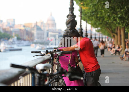 Couple romantique sur la rive sud par une chaude soirée d'été, avec la Cathédrale St Paul derrière, à Londres, Angleterre, RU Banque D'Images