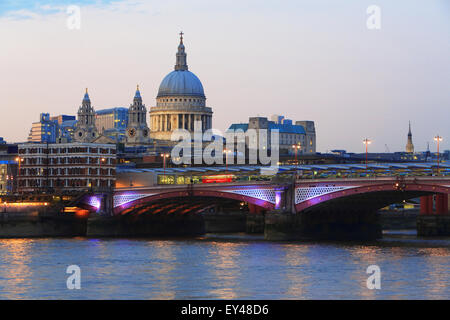 Pont ferroviaire de Blackfriars, en face de la Cathédrale St Paul, sur la Tamise, au crépuscule, à Londres, Royaume-Uni Banque D'Images