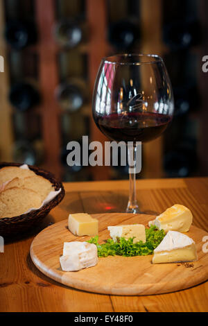 Plateau de fromages traditionnels français mélangé avec du pain et du vin Banque D'Images