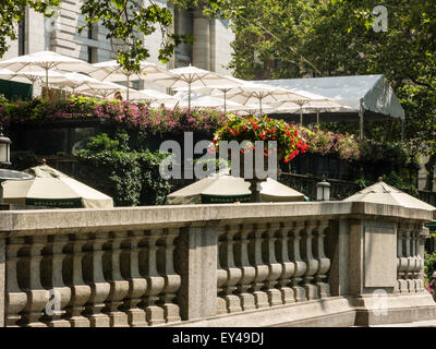 Bryant Park Grill Restaurant et des parasols dans Bryant Park, NYC Banque D'Images