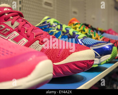 Store-Times Asics chaussures de course, l'affichage, NYC, USA Banque D'Images