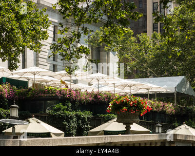 Bryant Park Grill Restaurant et des parasols dans Bryant Park, NYC Banque D'Images