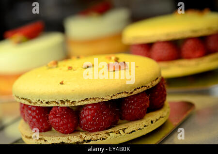 La pistache Macarons aux framboises Banque D'Images