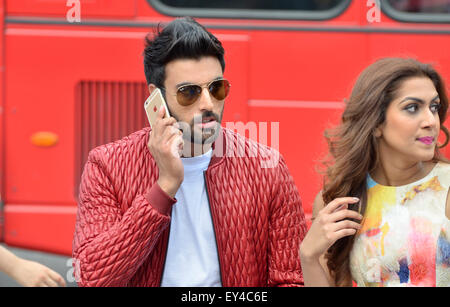 Londres, Royaume-Uni. 21 juillet, 2015. Piccadilly Circus. Simar Gill et Mahi Gill tournage des scènes Jimmy Sheirgill hareek du Punjabi film 'S' sortira le 22 octobre. Simar Gill et Oshin Crédit : PjrNews Sai/Alamy Live News Banque D'Images