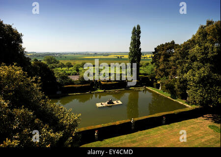 Pièce d'eau dans le jardin italien à Garsington Manor Oxfordshire, UK Banque D'Images