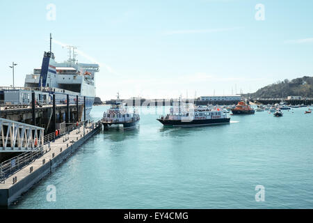 Island hopping bateaux à St Peter Port Guernsey Banque D'Images