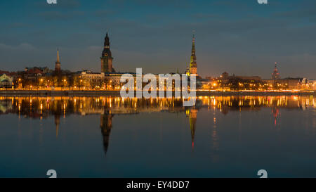 Quai de la rivière Daugava à Riga, Lettonie. Banque D'Images