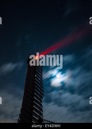 Riga phare dans une nuit étoilée avec la mer Baltique gelée Banque D'Images