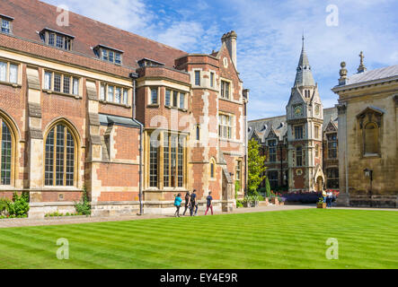 Les élèves de Pembroke College de l'Université de Cambridge Cambridgeshire Angleterre Quad UK GB EU Europe Banque D'Images